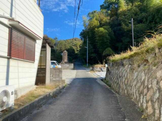 坂を上がって左側です。