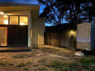 現在　隣の樹木はありません。　２０２２年９月撮影