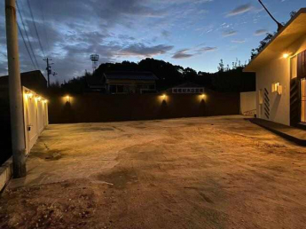 現在、砂利を引いて頂いております。