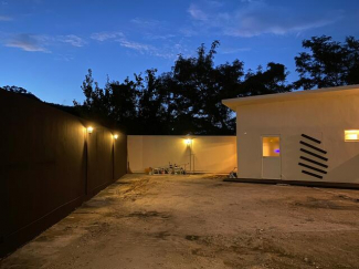 現在砂利を引いて頂いております。　照明がおしゃれです。