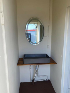 タッチで鏡の照明が付きます。