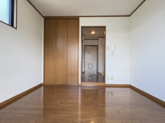 落ち着いた色調の寝室です