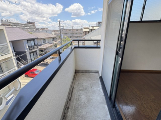 暖かな日差しのふりそそぐバルコニー