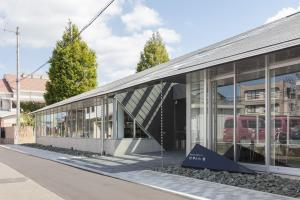 伊予市立図書館まで383m