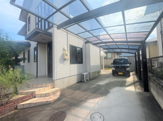 【リフォーム中】駐車２台可能（カーポート付き）。