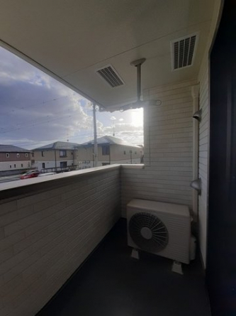 暖かな日差しのふりそそぐバルコニー