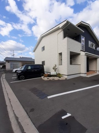 駐車場があるので、車を買う予定の方も安心です