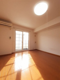 明るい色調の室内です