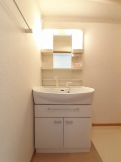 ゆったりとスペースのある洗面所