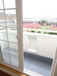 暖かな日差しのふりそそぐバルコニー