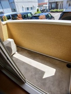 暖かな日差しのふりそそぐバルコニー