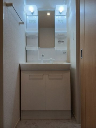 ゆったりとスペースのある洗面所