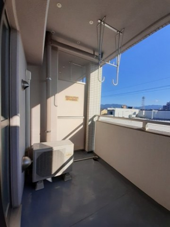 外からの目が気にならないバルコニーで洗濯物が干せます