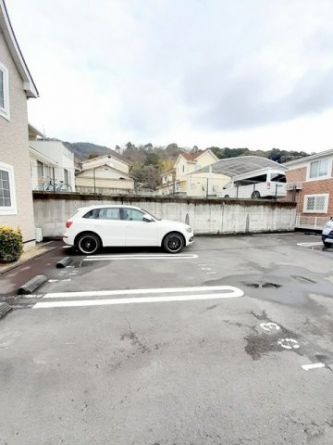 車をお持ちの方に嬉しい駐車場付きの物件です