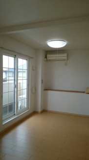 ゆったり過ごせる居間です