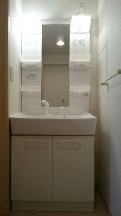 ゆったりとスペースのある洗面所