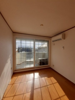 明るい色調の室内です