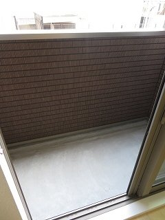 外からの目が気にならないバルコニーで洗濯物が干せます