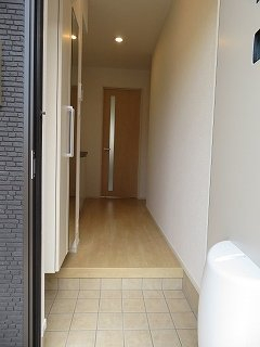 収納もある玄関です