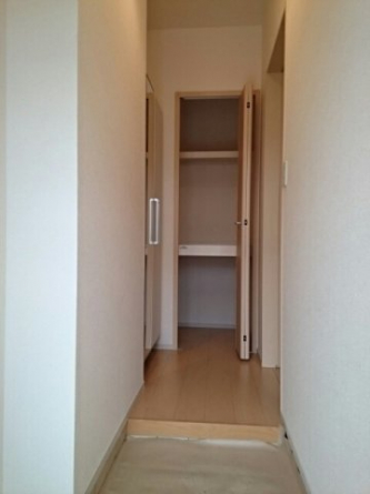 収納もある玄関です