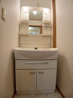 ゆったりとスペースのある洗面所