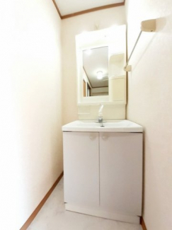 ゆったりとスペースのある洗面所