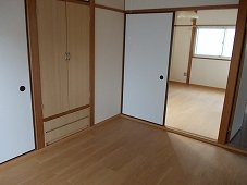 明るい色調の室内です