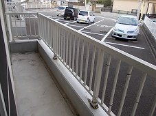 暖かな日差しのふりそそぐバルコニー