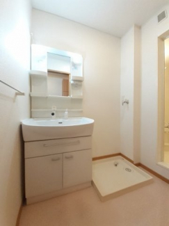 ゆったりとスペースのある洗面所