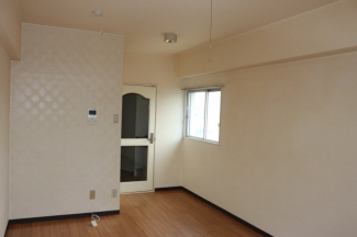 角部屋ですので西側にも窓があり、日差しが入ります。