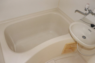 お風呂は深型ですので、沢山お湯を貯めてゆっくり入れます。