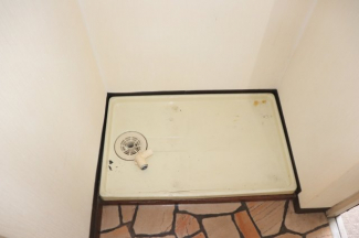 玄関入って右側に洗濯機置き場があります。