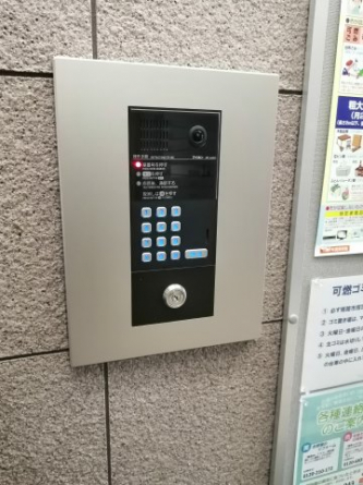 オートロックになっていますので、関係者以外が建物内に入ることができません。