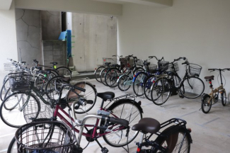 建物内駐輪場です。オートロックを通った先にありますので、外部侵入者による盗難の心配もありません。