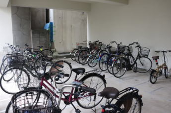 建物内駐輪場です。オートロックを通った先にありますので、外部侵入者による盗難の心配もありません。