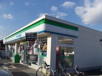 ファミリーマートまで330m