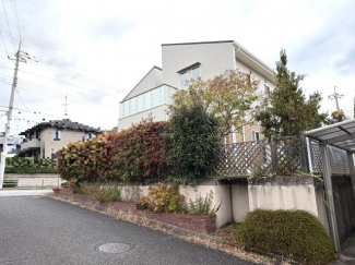 区画の整った閑静な街並み。車通りも少なく、小さなお子様がいらっしゃる子育てファミリーにもおすすめの住環境です。