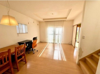 約１８帖のリビングルーム♪　明るい陽射しが降り注ぎます。