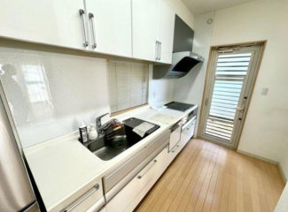 キッチンには嬉しい床下収納庫もあります♪　水回りが一か所に集まっていて家事動線が楽々です♪