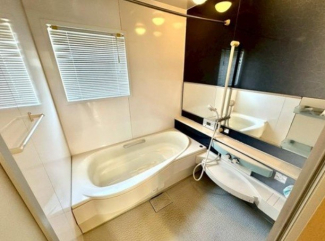 お風呂には窓があり換気もバッチリです！浴室乾燥暖房機付