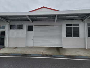 シャッターを開けると壁がありませんので、ドアや壁などを造作して頂く必要があります。