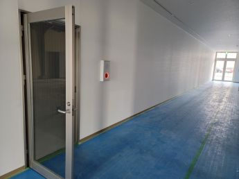 共用通路に出られる扉です。