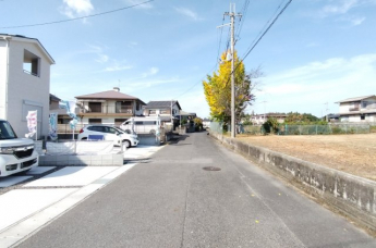 【前面道路含む現地写真】