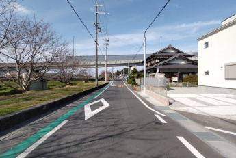 【前面道路含む現地写真】