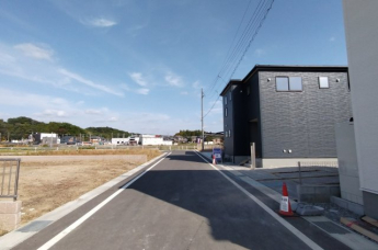 【前面道路含む現地写真】