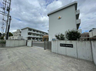 松山市東中学校まで1308m