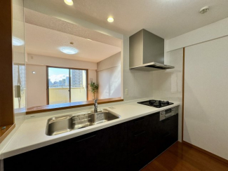 システムキッチン新規交換しました。バルコニー越しの眺望が臨める開放感があります♪