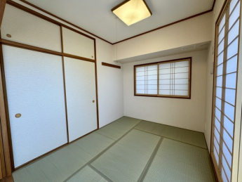 リビング続きの和室。畳表替、襖張替しました。