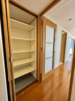 廊下にある大容量収納スペース。みんなが使いやすい便利な位置にあります♪