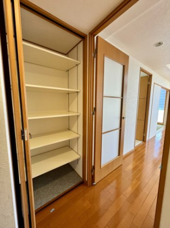 廊下にある大容量収納スペース。みんなが使いやすい便利な位置にあります♪